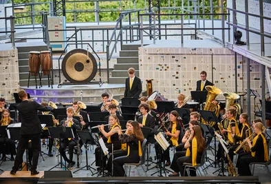 Orchester sitzt auf der Bühne in Melk