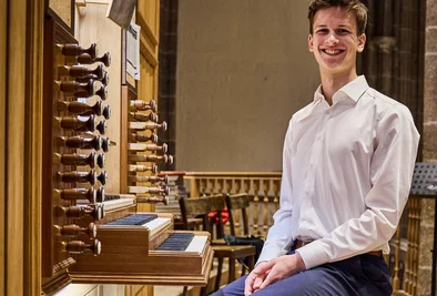 ein Mann sitzt an der Orgel