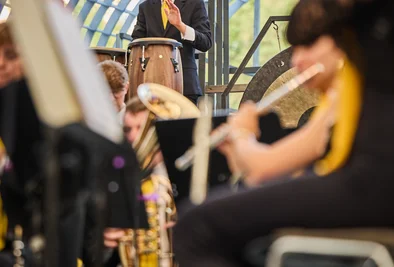 Orchester sitzt auf der Bühne in Melk