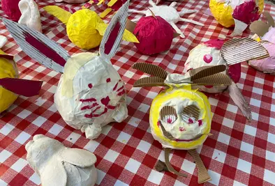 Nahaufnahme der gebastelten Objekte. Zu erkennen sind ein Hase und eine Biene.