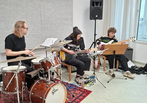 Musiker beim Proben in einem Zimmer