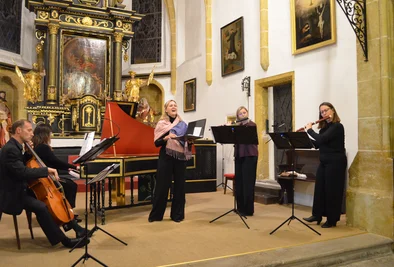 Menschen musizieren in einer Kirche