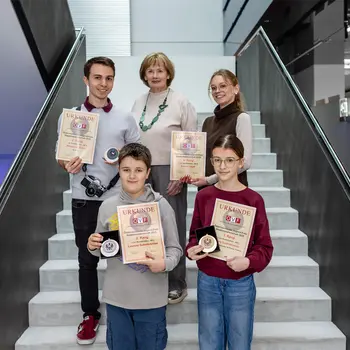 Vier Personen mit ihren Urkunden in der Hand. In der Mitte steht die Referentin der Akademie.