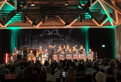 Das Jugendjazzorchester NÖ sitzt auf der Bühne