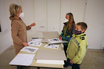 Frau Regina Glaser, Lena und Jaron Koller beim Abholen der "Kunst -Tankstellenmappe".