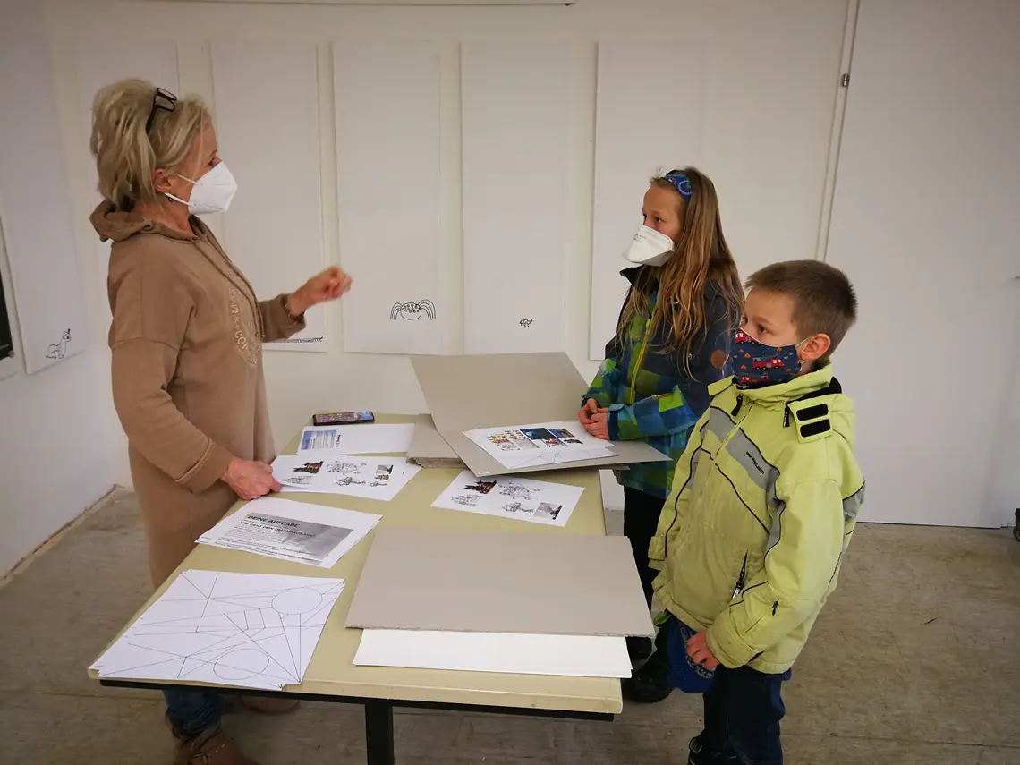 Frau Regina Glaser, Lena und Jaron Koller beim Abholen der "Kunst -Tankstellenmappe". Frau Regina Glaser, Lena und Jaron Koller beim Abholen der "Kunst -Tankstellenmappe".