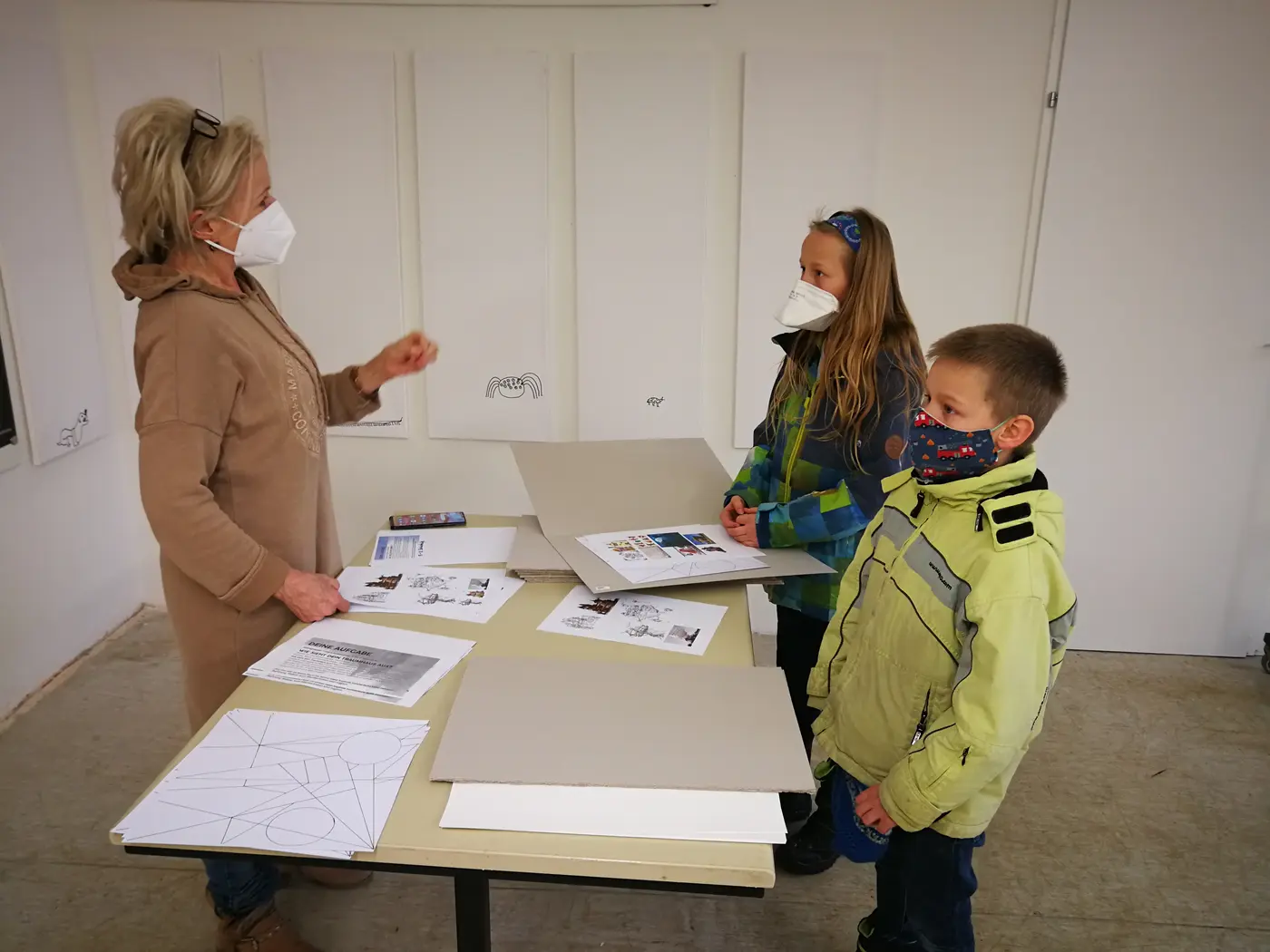 Frau Regina Glaser, Lena und Jaron Koller beim Abholen der "Kunst -Tankstellenmappe". Frau Regina Glaser, Lena und Jaron Koller beim Abholen der "Kunst -Tankstellenmappe".