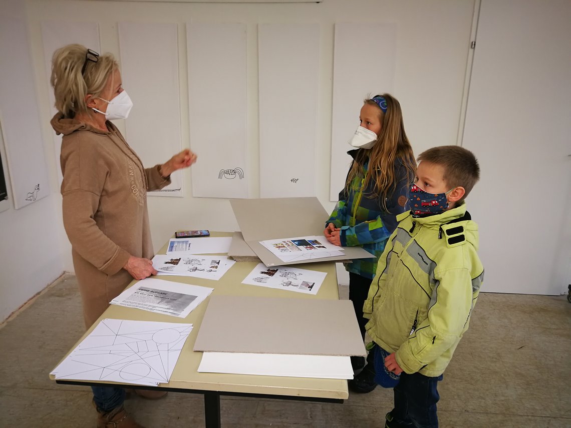 Frau Regina Glaser, Lena und Jaron Koller beim Abholen der "Kunst -Tankstellenmappe".