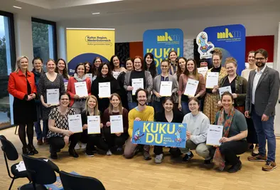 Gruppenfoto der Teilnehmenden mit ihren Zertifikaten.