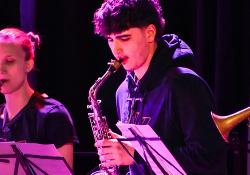 Jazz-Musiker im dunklen Saal auf einer Bühne