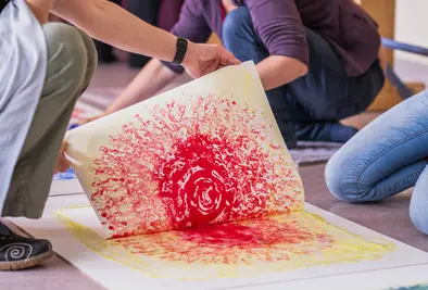 Ein Bild wird auf ein andere Blatt Papier transferiert.