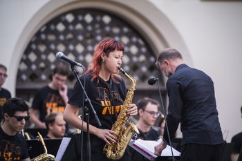 Das Jugendjazzorchester spielt in der Tischlerei Melk