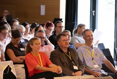 Reihe von Teilnehmerinnen und Teilnehmern im Publikum während der Veranstaltung.