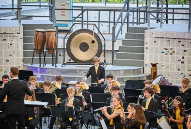 Orchester sitzt auf der Bühne in Melk