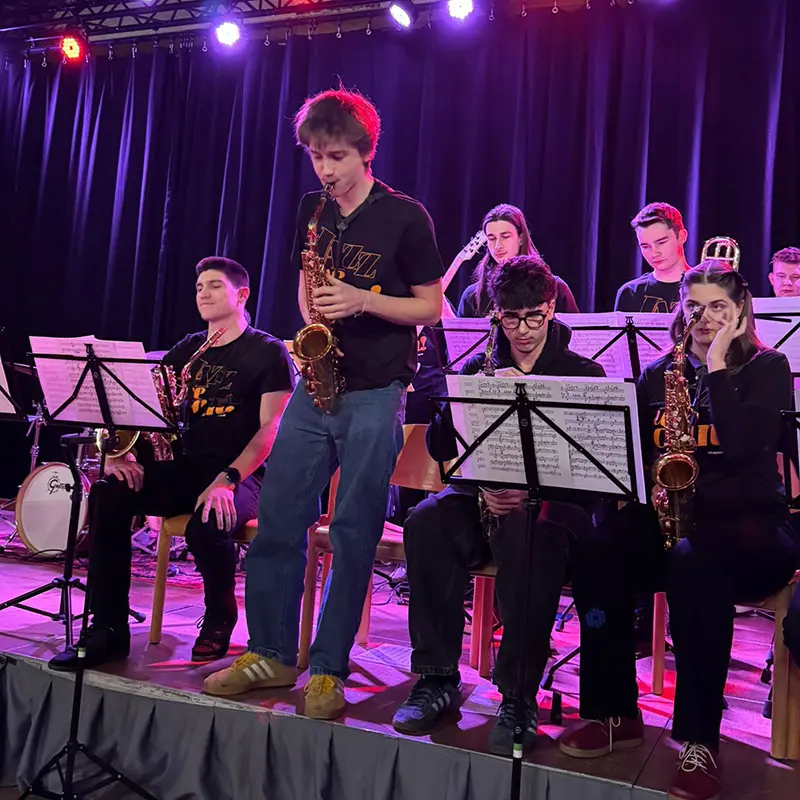 Jazzmusiker bei einem Konzert auf einer Bühne  