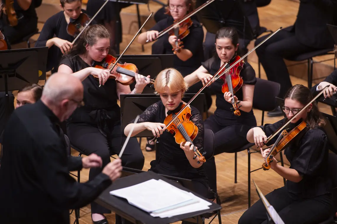 Nahaufnahme der Streicher des JSO beim spielen.