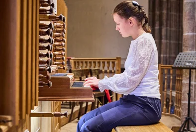 ein Mädchen spielt an der Orgel