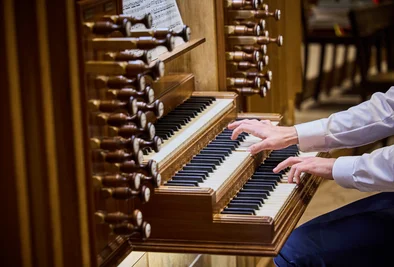Detailaufnahme Hände an einer Orgel