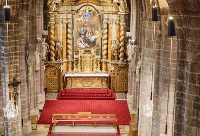Innenaufnahme einer leeren Kirche