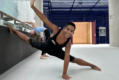 Eine Person dehnt sich im Spagat.