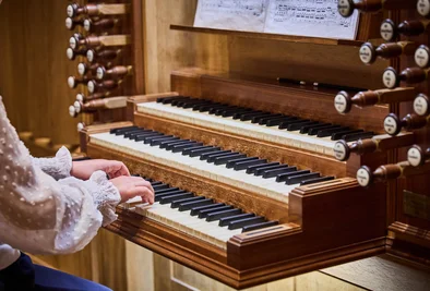 Dateilaufnahme von Händen an der Orgel