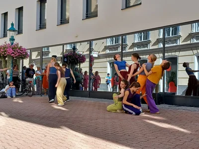Tänzerinnen bei einem Auftritt auf der Straße