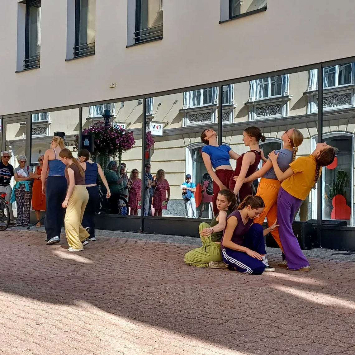 Tänzerinnen beim Auftritt am Linzerstraßenfestival  