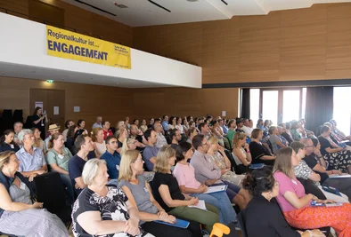 Blick auf das Publikum während einer Präsentation im Veranstaltungssaal.