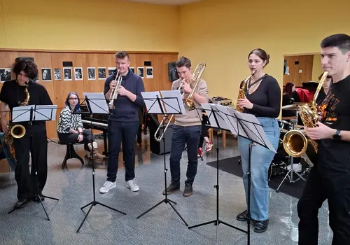 Musiker beim Proben in einem Zimmer