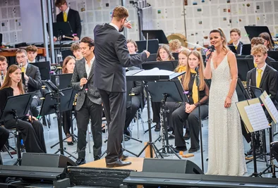 Orchester mit Dirigent und Sängerin auf der Bühne in Melk