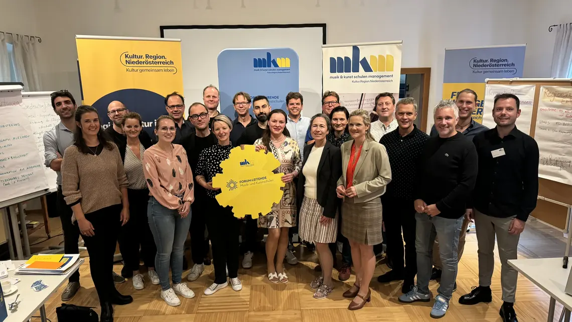 Gruppenfoto aller Teilnehmenden vor mkm Aufstellern.  