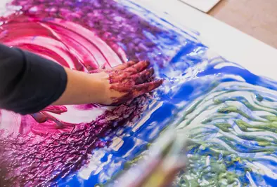 Nahaufnahme eines mit Händen gemalten Bildes.