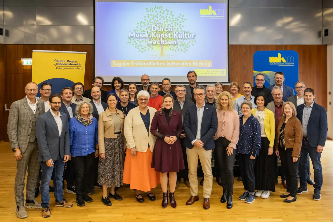 Gruppenfoto der Regionssprecher:innen.
