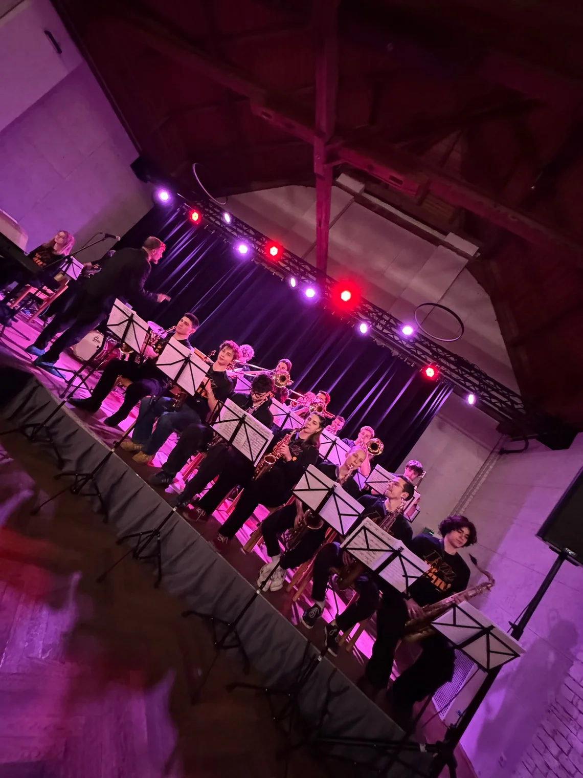 Jazz-Musiker im dunklen Saal auf einer Bühne