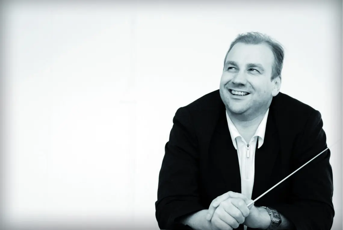 Portraitfoto von Dirigent Thomas Ludescher  