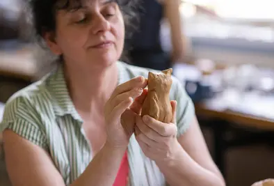 Nahaufnahme einer Person die etwas modelliert.