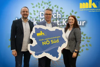 Regionssprecher Werner Groß (Mitte, Musikschule Oberes Schwarzatal) mit seinen Stellvertretenden Martina Ungersböck (re, Musik- und Kunstschule Wechselland) und Johann Ratschan (li., Gemeindemusikschulverband der Leitha-Steinfeld-Gemeinden)