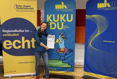 Teilnehmende Person mit Zertifikat.