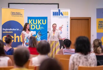 Zwei Frauen sprechen zu den Zuhörenden,