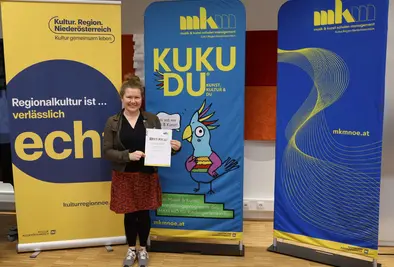 Teilnehmende Person mit Zertifikat.