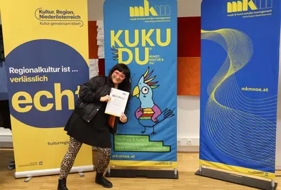 Teilnehmende Person mit Zertifikat.