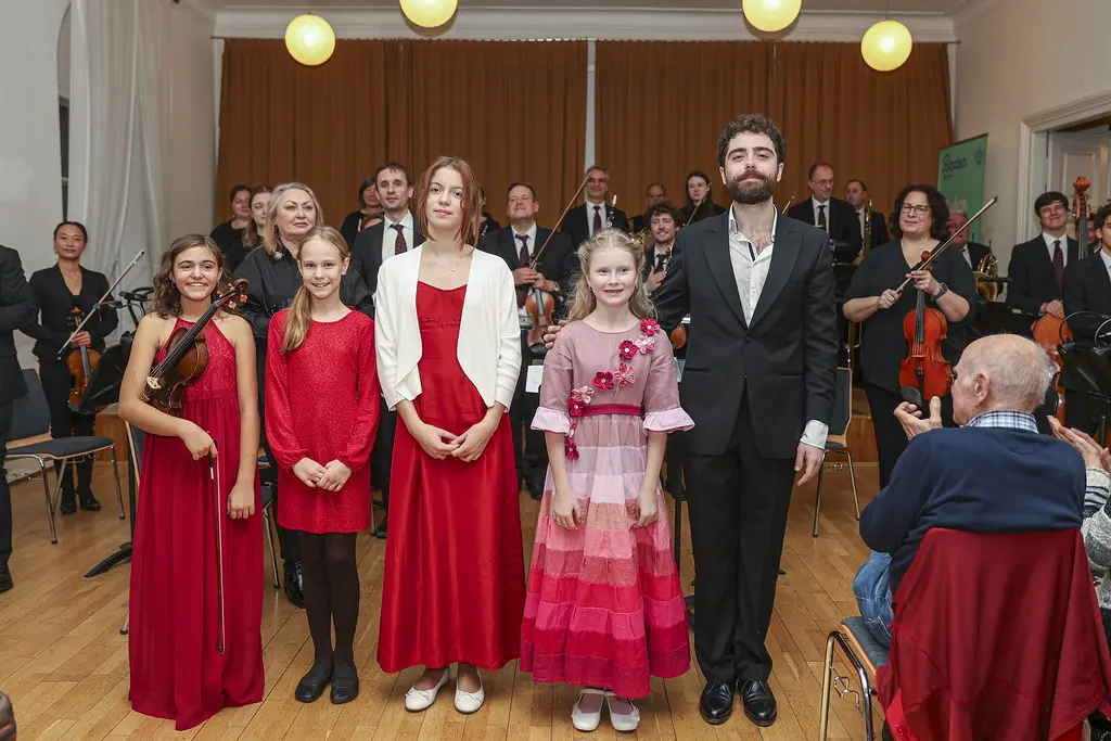 Gruppenfoto der vier Solistinnen mit dem Dirigenten.
