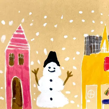 Zeichnung eines Schneemannes zwischen zwei Häusern während es schneit.