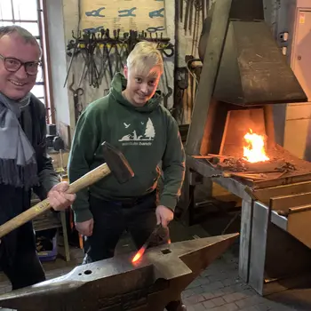 Schmiede v.l.n.r. Dir. Christian Blahous, Tobias Riener