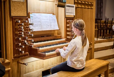 ein Mädchen spielt an der Orgel