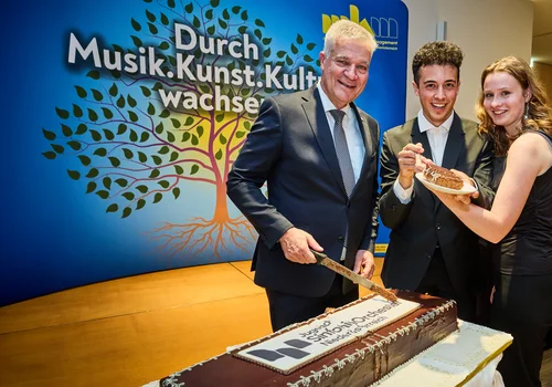 Kuchen anschneiden; Festkonzert JSO NÖ Grafenegg