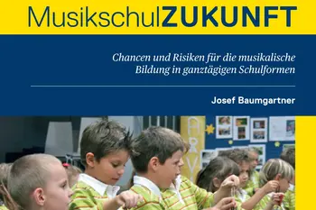 Buchcover mit gelbem oberen Bereich und dunkelblauem Mittelstreifen. Der Titel lautet: „Beiträge zur Musikschulforschung – MusikschulZUKUNFT“. Der Untertitel im blauen Bereich lautet: „Chancen und Risiken für die musikalische Bildung in ganztägigen Schulformen“. Rechts steht der Name „Josef Baumgartner“, oben rechts „Band 02“. Der untere Teil zeigt ein Foto einer Gruppe junger Kinder in grünen, gestreiften Shirts, die im Klassenraum im Sitzen gemeinsam Triangeln spielen. Rechts befindet sich ein gelber Randstreifen.