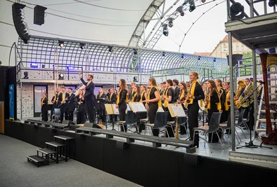 Orchester sitzt auf der Bühne in Melk