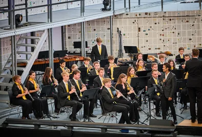 Orchester sitzt auf der Bühne in Melk