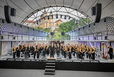Orchester sitzt auf der Bühne in Melk